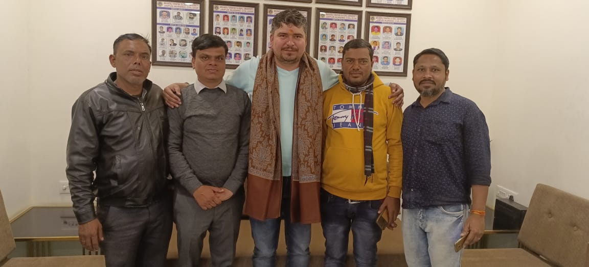 समाजसेवी मुकेश चौधरी ने जन्मदिन पर किये सेवा कार्य