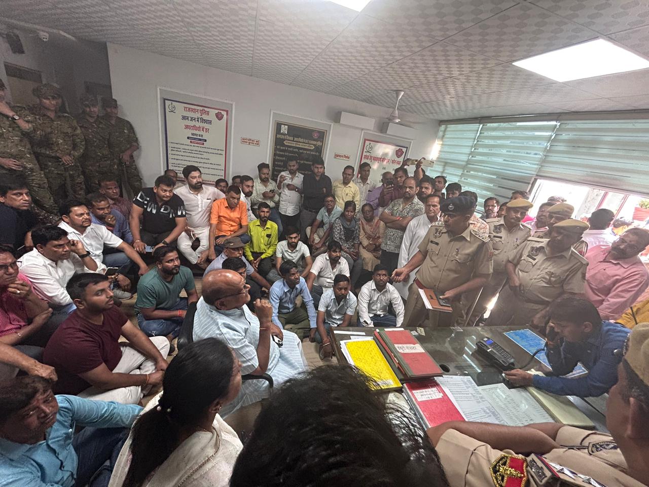 कांग्रेस कार्यकर्ताओं के द्वारा की गई मारपीट के विरोध में कालीचरण सराफ ने थाने का घेराव किया कांग्रेस कार्यकर्ताओं के द्वारा की गई मारपीट के विरोध में कालीचरण सराफ ने थाने का घेराव किया