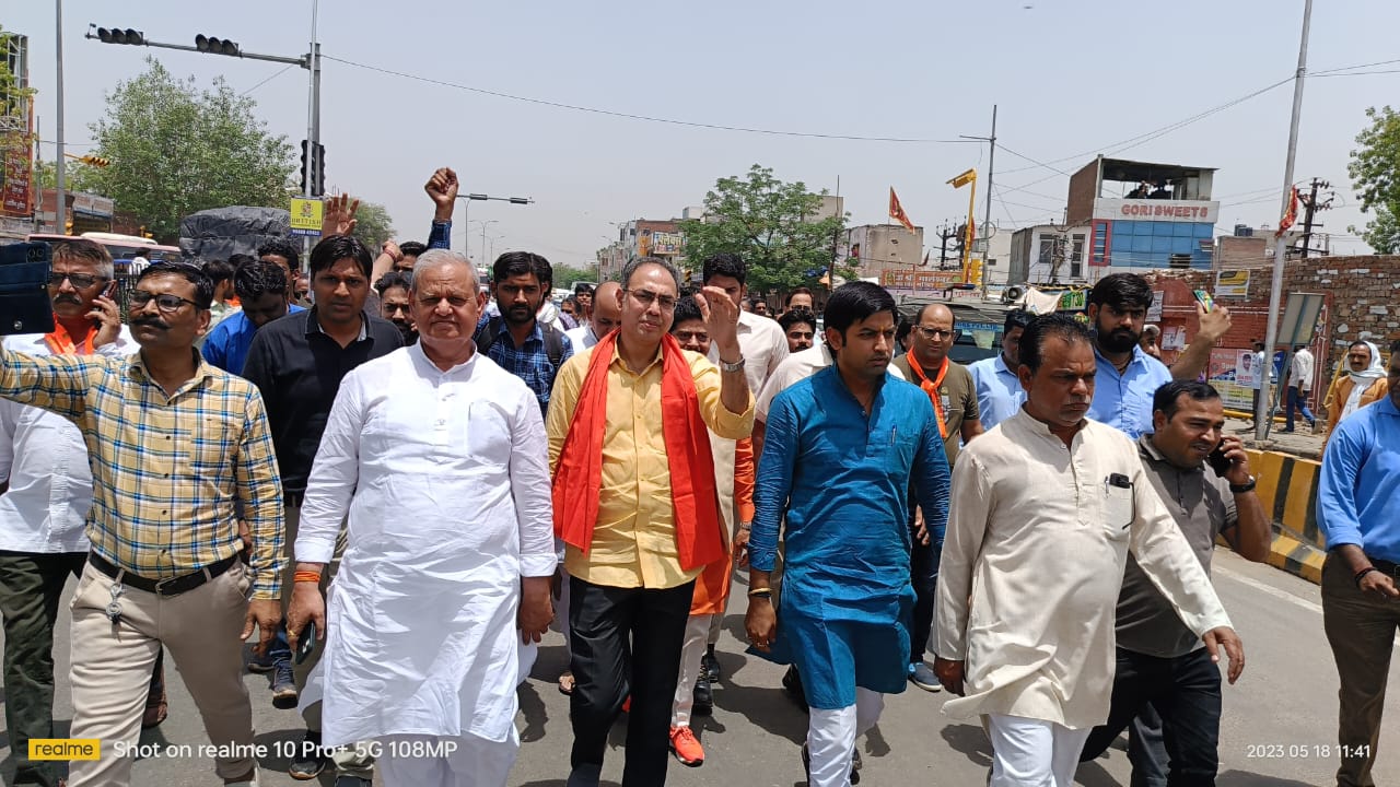 मुस्लिम छात्रावास भूमि आवंटन के विरोध में सड़कों पर उतरे लोग, सांगानेर प्रताप नगर स्वेच्छा से रहा बंद मुस्लिम छात्रावास भूमि आवंटन के विरोध में सड़कों पर उतरे लोग, सांगानेर प्रताप नगर स्वेच्छा से रहा बंद