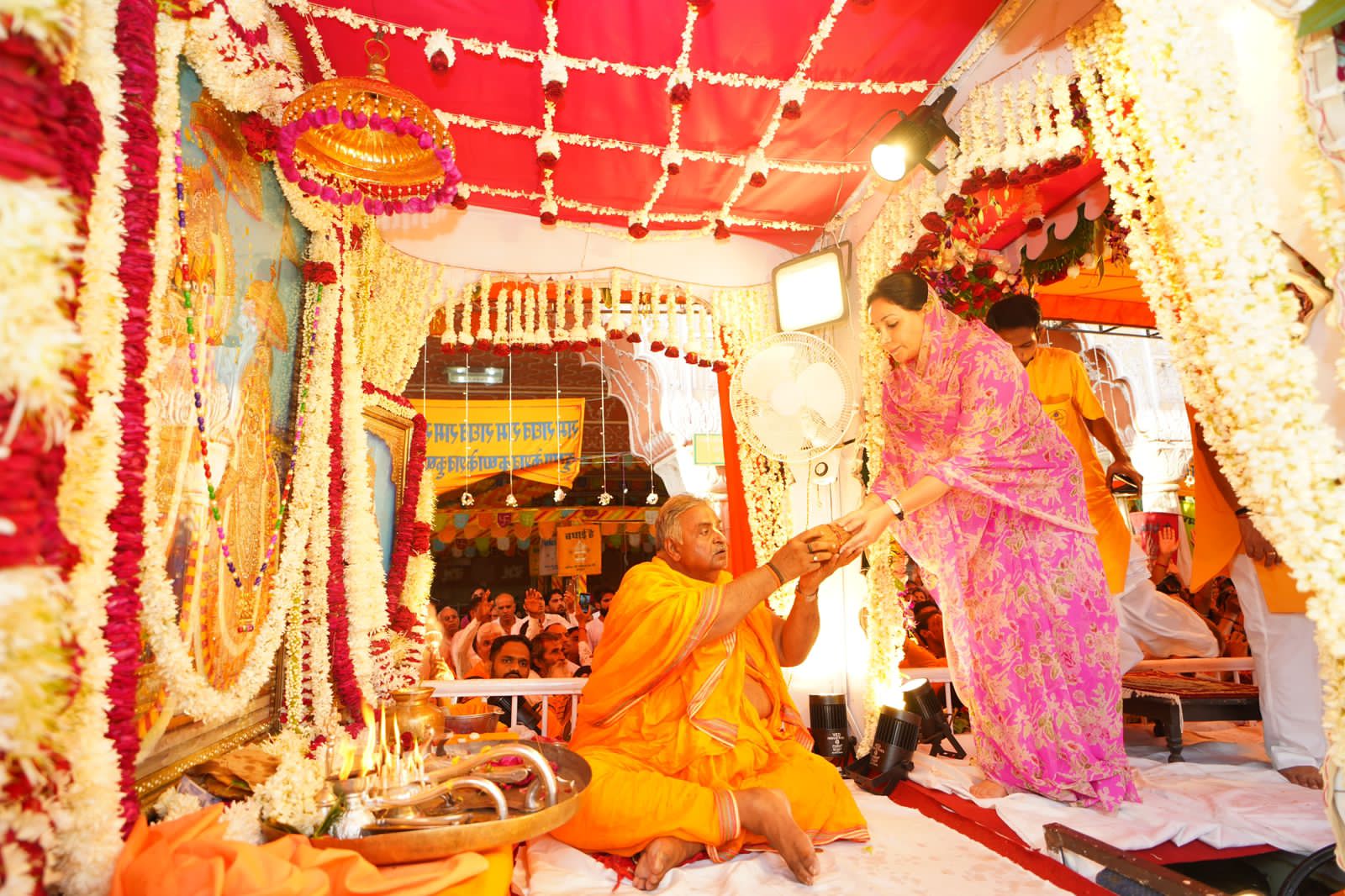 पूर्व राजपरिवार जयपुर की प्रतिनिधि दीया कुमारी ने पूजा अर्चना कर गोविंद देव जी मंदिर से शोभायात्रा को रवाना किया