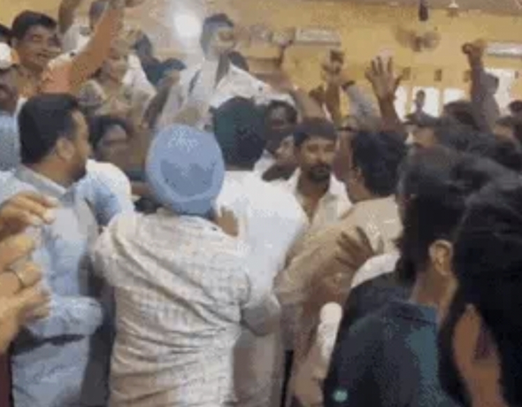 जयपुर आदर्श नगर विधानसभा में रायशुमारी के दौरान कार्यकर्ताओं का हंगामा लात घुसे चले जयपुर आदर्श नगर विधानसभा में रायशुमारी के दौरान कार्यकर्ताओं का हंगामा लात घुसे चले