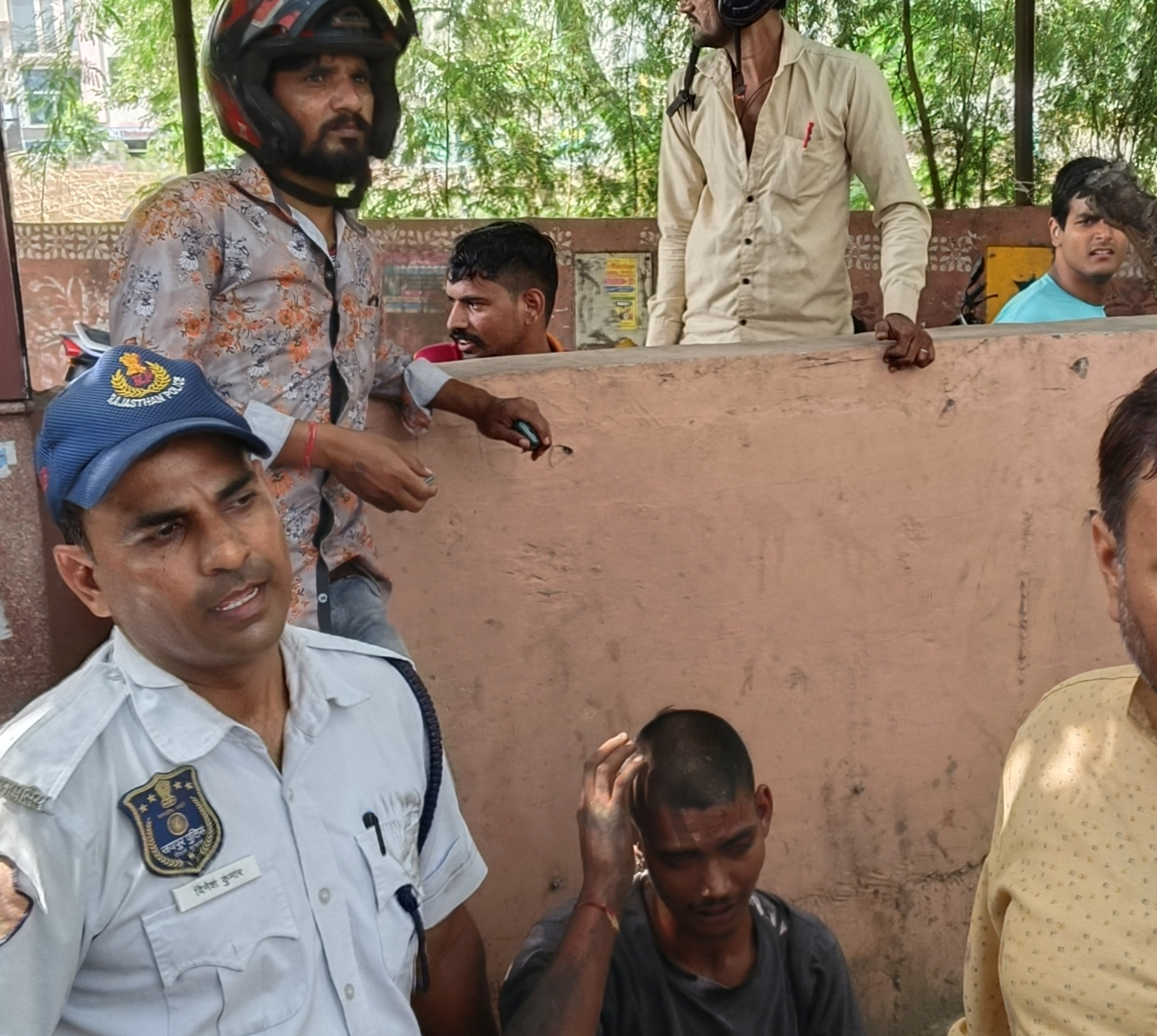 जयपुर में लाल कोठी सब्जी मंडी जेपी अंडर पास पर छोटी बच्चियों का किडनैप करते हुए युवकों को पब्लिक ने पीटा