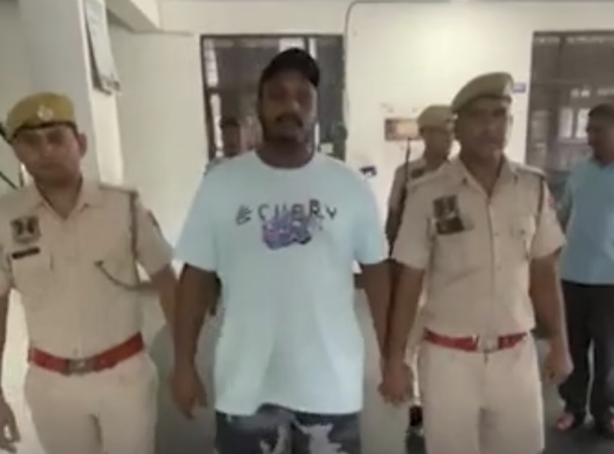 जयपुर के 2 डॉक्टर को रंगदारी के लिए धमकाने के मामले में पुलिस ने लॉरेंस गैंग के शूटरों सहित जयपुर की एक फैशन डिजाइनर को गिरफ्तार किया है। जयपुर के 2 डॉक्टर को रंगदारी के लिए धमकाने के मामले में पुलिस ने लॉरेंस गैंग के शूटरों सहित जयपुर की एक फैशन डिजाइनर को गिरफ्तार किया है।
