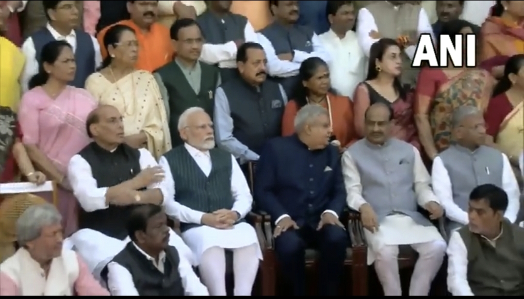 दिल्ली: प्रधानमंत्री नरेंद्र मोदी, राज्यसभा के सभापति और उपराष्ट्रपति जगदीप धनखड़, लोकसभा अध्यक्ष ओम बिरला और अन्य सांसद संसद सत्र से पहले संयुक्त फोटो सेशन के लिए एकत्र हुए।