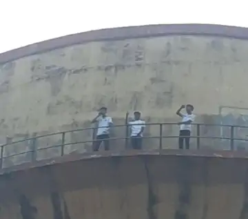 पानी की टंकी पर चढ़े छात्रों ने जयपुर शहर भाजपा अध्यक्ष राघव शर्मा पर लगाए आरोप पानी की टंकी पर चढ़े छात्रों ने जयपुर शहर भाजपा अध्यक्ष राघव शर्मा पर लगाए आरोप