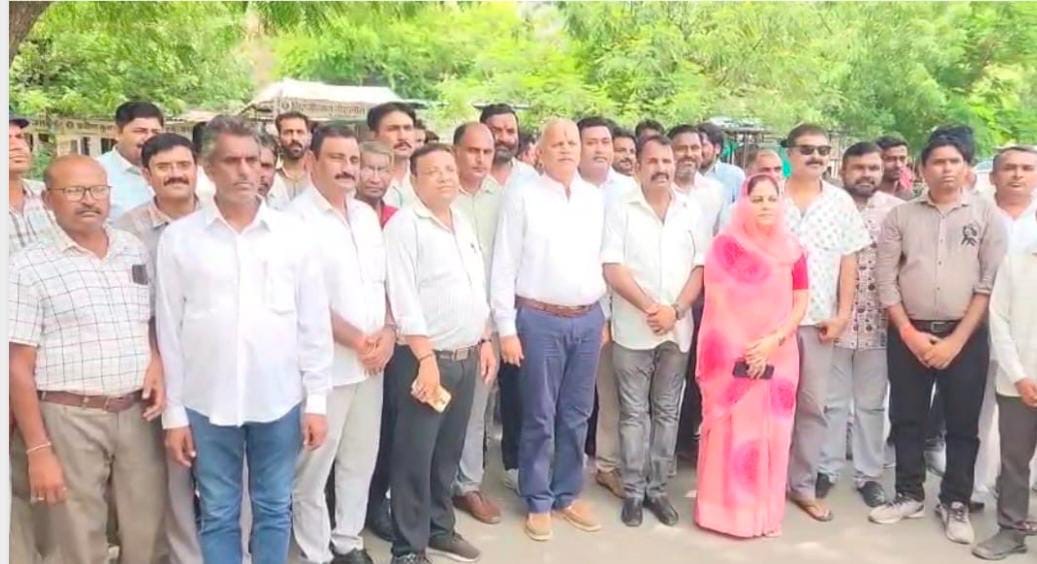 सिरोही पत्रकार के साथ मारपीट को लेकर आई एफ डब्ल्यू जे इंडियन फैडरेशन ऑफ वर्किंग जर्नलिस्ट्स जालौर के पत्रकारों ने सौपा ज्ञापन